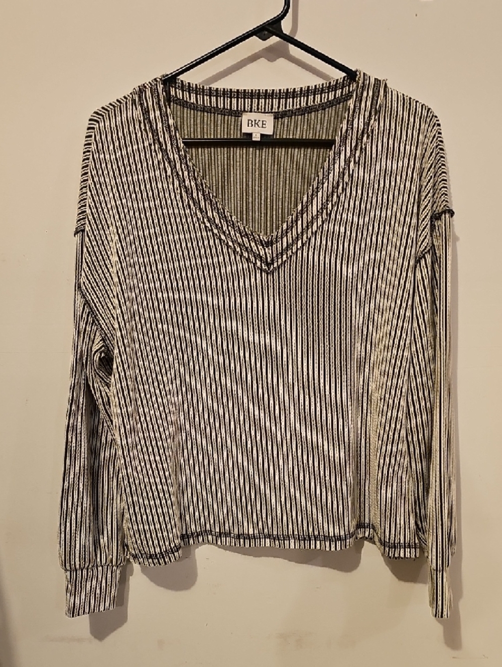 BKE Womens Sz Small Long Sleeve Shirt. Green And Cream. Vneck. Buckle